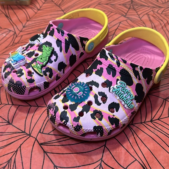 Crocs Pink Leopard Print Rubber Sandals Jibbits - Picture 5 of 5